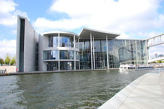 ドイツ連邦議会議事堂の横の建物