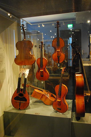 グラッシィ博物館・弦楽器の数々