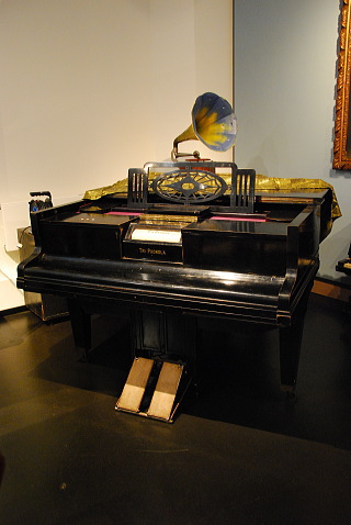 グラッシィ博物館・自動演奏機能付きのピアノ