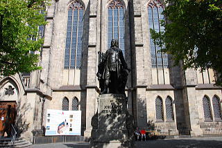 トーマス教会の前のバッハ像