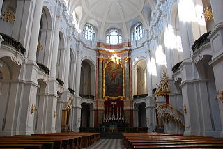 カトリック旧宮廷教会(三位一体大聖堂)の内部