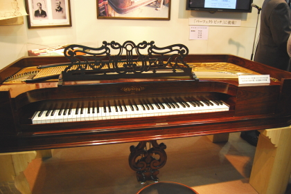 120年前に日本に持ち込まれたスクエアピアノ