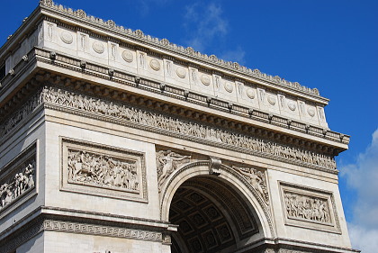 パリ エトワール凱旋門 上に登ることができる