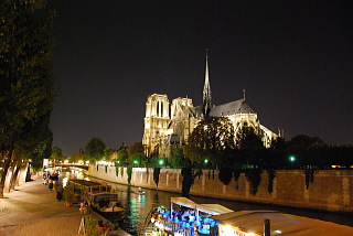夜のノートルダム大聖堂とセーヌ川
