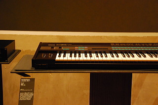 パリ・音楽博物館に展示されているヤマハDX7