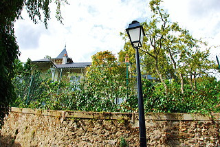 モーリス・ラヴェル博物館・石垣の下から見える庭