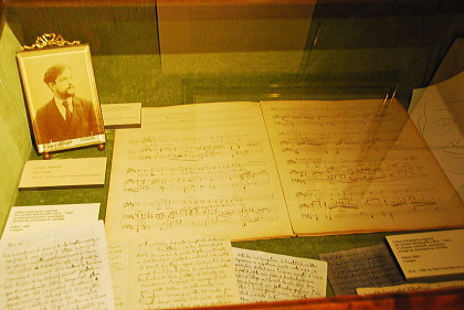 サンジェルマン・アン・レーのドビュッシー記念館。自筆の楽譜