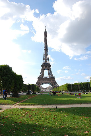 シャン・ド・マルス公園から見るエッフェル塔
