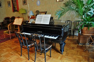 サンクトペテルブルグ リムスキー＝コルサコフの家記念館・居間のピアノ