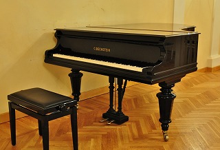 サンクトペテルブルグ リムスキー＝コルサコフの家記念館・ホールのピアノ